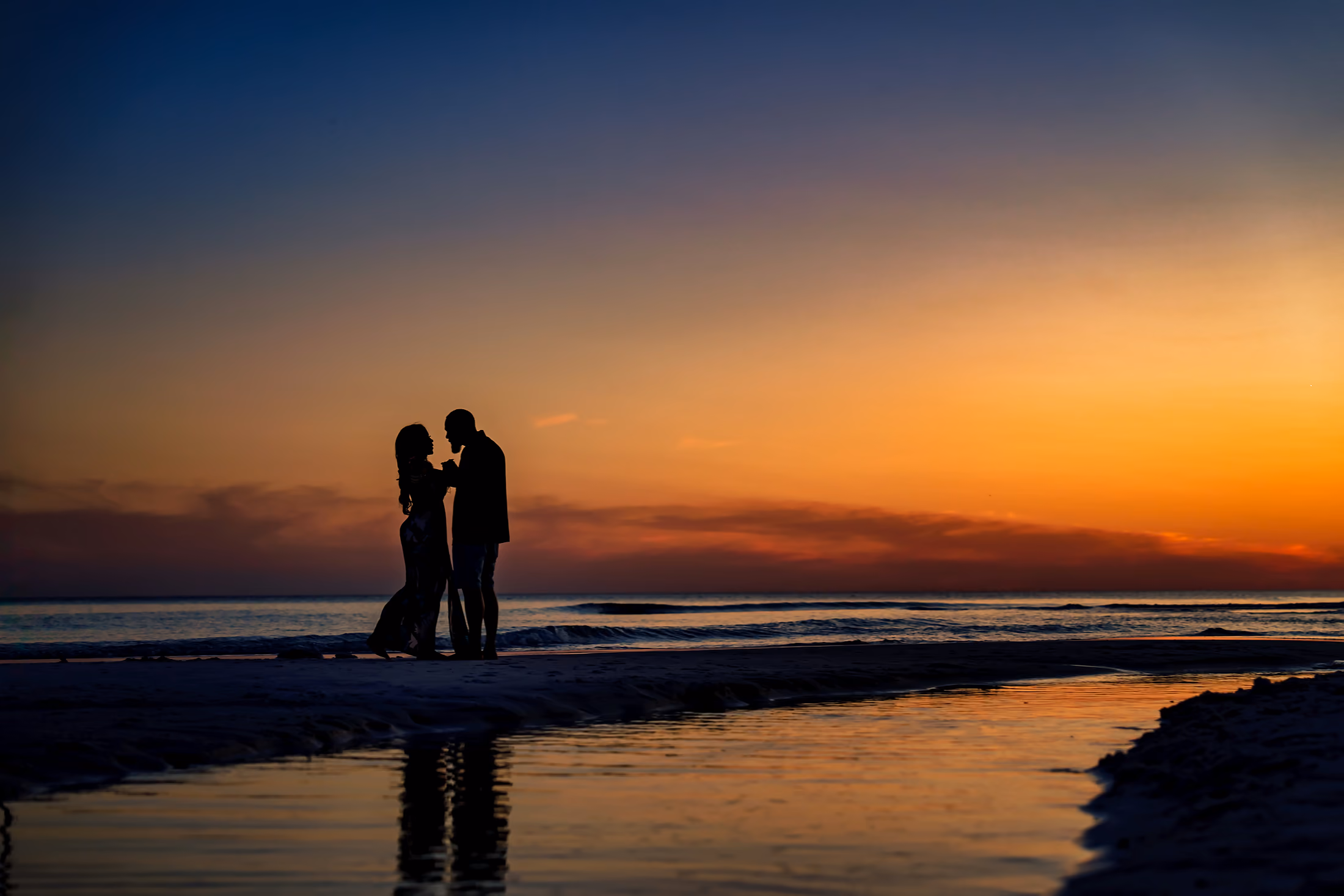 Wedding rings and hands photographed by 8nfinity